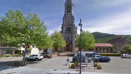 Une fillette de trois ans et demi a &eacute;t&eacute; bless&eacute;e par un coup de feu accidentel, le 8 ao&ucirc;t 2015, sur le parvis de l'&eacute;glise du village de Moosch (Haut-Rhin), lors d'un mariage. (GOOGLE STREET VIEW)