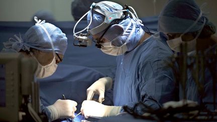 Des chirurgiens effectuent une op&eacute;ration &agrave; c&oelig;ur ouvert &agrave; l'h&ocirc;pital Georges-Pompidou, &agrave; Paris, le 17 d&eacute;cembre 2007. (MARTIN BUREAU / AFP)