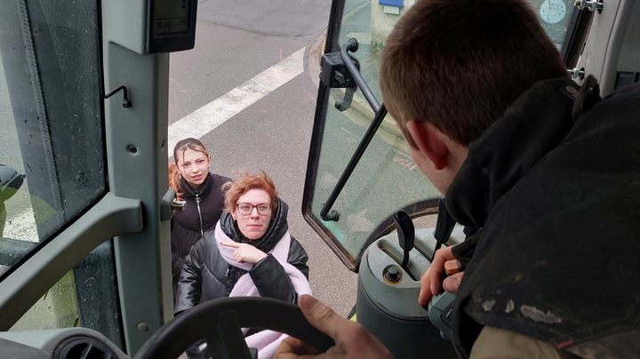 Un agriculteur prend en charge des enfants pour leur faire traverser la rue, à Thérouanne (Pas-de-Calais), le 3 janvier 2024. (FABIEN MAGNENOU / FRANCEINFO)