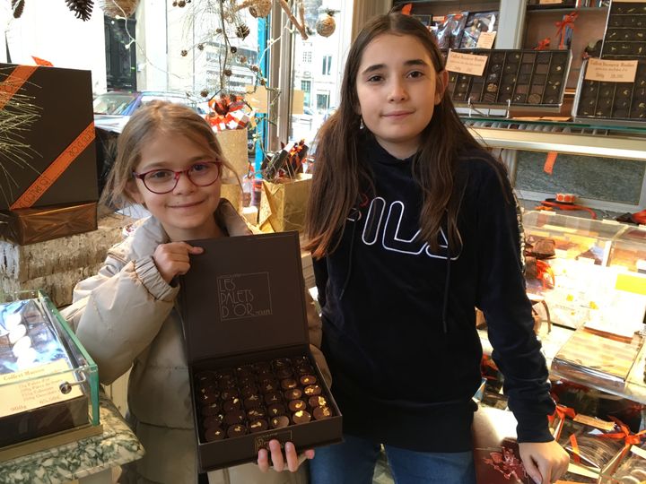 Zélie et Eléonore dans la boutique, les Palets d'or, dans le centre de Moulins. (INGRID POHU / RADIO FRANCE)