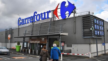 Des personnes&nbsp;vont faire leurs courses dans un supermarché Carrefour à Nantes (Loire-Atlantique), le 26 janvier 2018. (LOIC VENANCE / AFP)