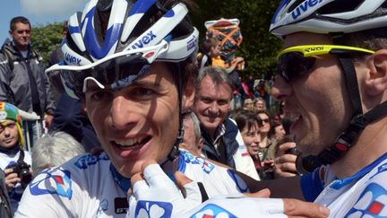 Artur Vichot fête sa victoire avec ses coéquipiers (DAMIEN MEYER / AFP)