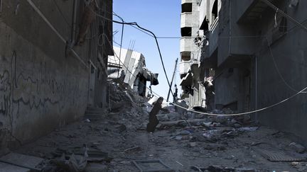 Une Palestinienne court pour tenter de se mettre &agrave; l'abri des bombes &agrave; Gaza, le 27 juillet 2014. (© FINBARR O'REILLY / REUTERS / X90055)