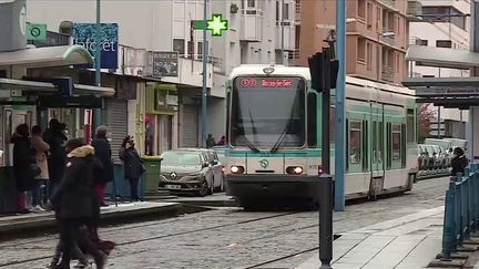 La mort de Jeremie Cohen, percuté par un tramway après son agression, soulève encore des interrogations, notamment quant à un éventuel caractère antisémite.&nbsp; (FRANCEINFO)