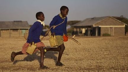 Au Kenya, Jackson, 11 ans, parcourt matin et soir 15 km avec sa soeur Salomé, 6 ans, pour aller à l'école 
 (Winds / E. Guionet)