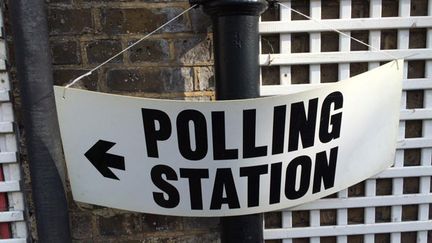  (Un bureau de vote dans une école de Londres © Radio France)