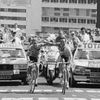 Le 21 juillet 1986, Bernard Hinault et Greg Lemond franchissent en vainqueurs la ligne d'arrivée à l'Alpe-d'Huez. (AFP)