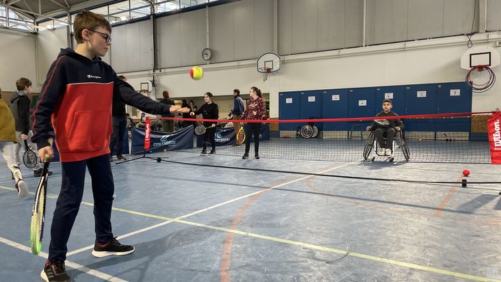 Deux élèves de 6e de l'EREA Toulouse-Lautrec à Vaucresson sont en plein échange lors d'une démonstration de tennis-fauteuil, le 9 mars 2023. (Clément Mariotti Pons)