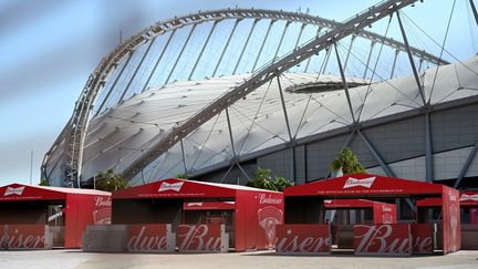 Des stands de vente de bière sont installées devant le stade Khalifa à Doha (Qatar), le 18 novembre 2022. (MIGUEL MEDINA / AFP)