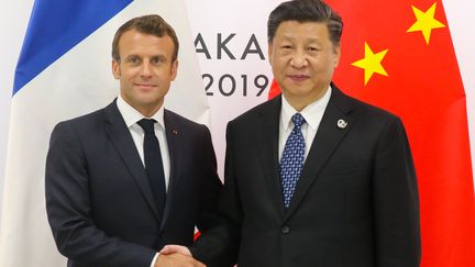 Emmanuel Macron et Xi Jinping, lors du sommet du G20, à Osaka (Japon), le 29 juin 2019.&nbsp; (LUDOVIC MARIN / AFP)