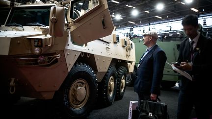 Un homme visite le salon international de la défense Eurosatory, le 12 juin 2018, à Villepinte (Seine-Saint-Denis). (NICOLAS MESSYASZ/SIPA)