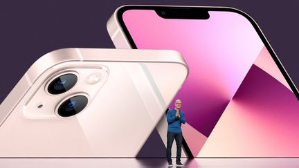 Le PDG d'Apple Tim Cook dévoile l'iPhone 13 depuis l'Apple Park, à&nbsp;Cupertino, en Californie (Etats-Unis), le 14 septembre 2021.&nbsp; (BROOKS KRAFT / APPLE INC. / AFP)