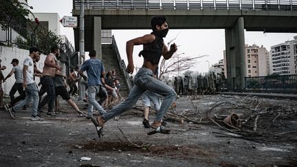 Après l'annonce de la démission du Premier ministre désigné libanais, Saad Hariri, des personnes sont descendues&nbsp;dans les rues&nbsp;de Beyrouth, le 15 juillet 2021. (NICOLAS CLEUET / HANS LUCAS / AFP)