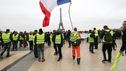 Des "gilets jaunes" manifestent place du Trocadéro, à Paris, le 29 décembre 2018.&nbsp; (MICHEL STOUPAK / NURPHOTO / AFP)