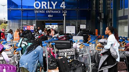 Des passagers à l'aéroport d'Orly (Val-de-Marne), le 3 août 2023. (STEFANO RELLANDINI / AFP)