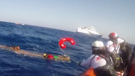 Lundi 27 juin, une embarcation de migrants a chaviré au large des côtes libyennes. Un navire de Médecins&nbsp;sans Frontières a repéré les réfugiés. Parmi les 71 personnes secourues se trouvait un bébé de quatre mois. (franceinfo)