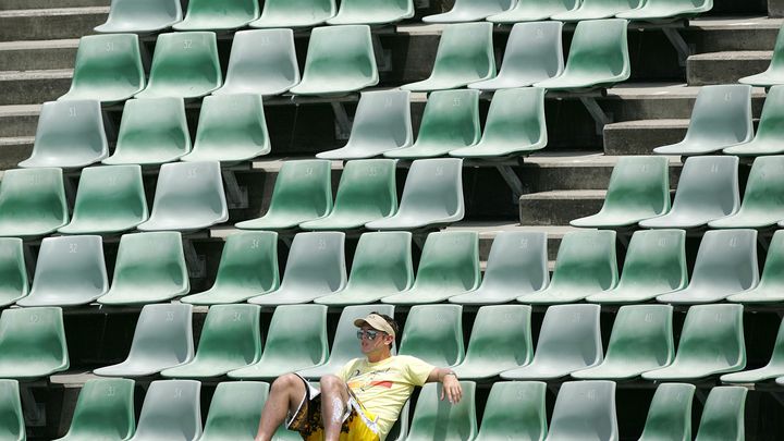 Le quart de finale de l'Open d'Australie entre la Fran&ccedil;aise Nathalie Dechy et la Suissesse Patty Schnyder n'avait attir&eacute; qu'une assistance clairsem&eacute;e &agrave; Melbourne, le 26 janvier 2005. (JIMIN LAI / AFP)