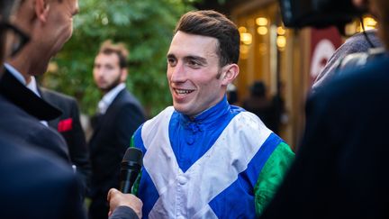 Le jockey Pierre-Charles Boudot s'exprime après sa victoire au Prix de l'Arc de triomphe, le 6 octobre 2019, à l'hippodrome de Longchamp, à Paris. (KARINE PERON LE OUAY / HANS LUCAS / AFP)