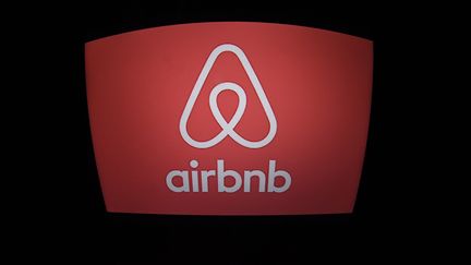 Le logo d'Airbnb sur un écran d'ordinateur, à Paris. (LIONEL BONAVENTURE / AFP)