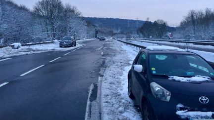 Des dizaines de véhicules abandonnés sur la N118, toujours fermée à la circulation mercredi 7 février. (MATTHIEU MONDOLONI / FRANCEINFO)