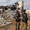 Des soldats israéliens devant un commissariat détruit lors d'affrontements avec des terroristes du Hamas, le 8 octobre 2023 à Sderot, à quelques kilomètres de la frontière avec la bande de Gaza. (JACK GUEZ / AFP)