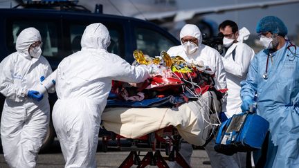 Un patient atteint du Covid-19 arrive&nbsp;par avion à Toulouse, depuis Nice, pour éviter la saturation des services de réanimation, le 16 mars 2021. (ADRIEN NOWAK / HANS LUCAS / AFP)