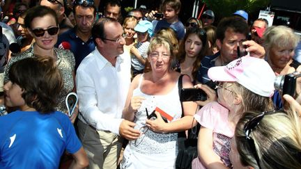 Le pr&eacute;sident et sa compagne, victimes de leur popularit&eacute; &agrave; Bormes-les-Mimosas (Var) le 3 ao&ucirc;t 2012. (PATRICK BLANCHARD / MAXPPP)