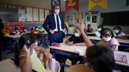 Emmanuel Macron en visite dans une école à Marseille le 2 septembre 2021. (DANIEL COLE / POOL)