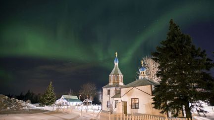 Une aurore bor&eacute;ale au-dessus de l'&eacute;glise orthodoxe de Kenai (Alaska, Etats-Unis), le 17 mars 2013. (M. SCOTT MOON / AP / SIPA)