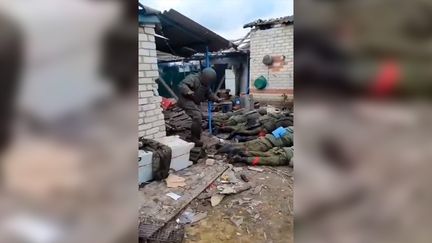 Capture d'écran d'une vidéo montrant des soldats russes capturés en Ukraine, partagée sur les réseaux sociaux en novembre 2022. (TELEGRAM)