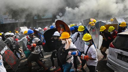 Des manifestants dans les rues de Rangoun, en Birmanie, le 3 mars 2021.&nbsp; (AFP)