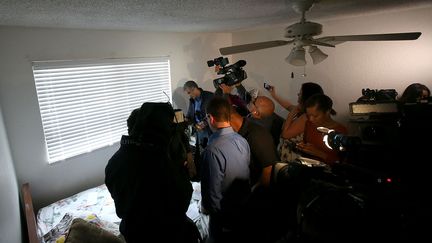 Des journalistes visitent le domicile des tueurs de San Bernardino en Californie (Etats-UNis) le 4 décembre 2015. (JUSTIN SULLIVAN / GETTY IMAGES NORTH AMERICA)