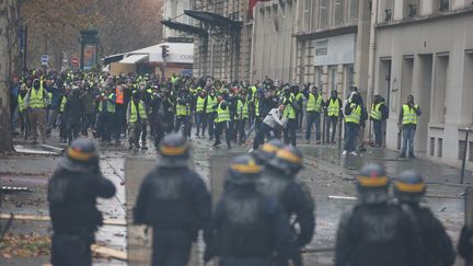 Face-à-face entre manifestants et forces de l'ordre, au rond-point des Champs-Elysées, samedi 1er décembre 2018 (ELYXANDRO CEGARRA / NURPHOTO)