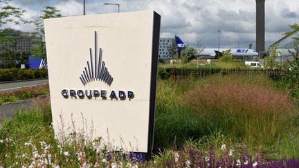 Le logo du groupe Aéroports de Paris, à Tremblay-en-France (Seine-Saint-Denis), le 14 juin 2018. (ERIC PIERMONT / AFP)