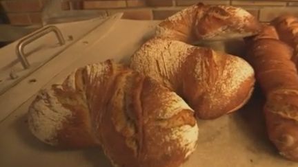 "60 Millions de consommateurs" a passé au crible 65 références de baguettes et autres pains spéciaux. Outre la présence de pesticides, l'association dénonce la présence excessive de sel. (FRANCE 2)