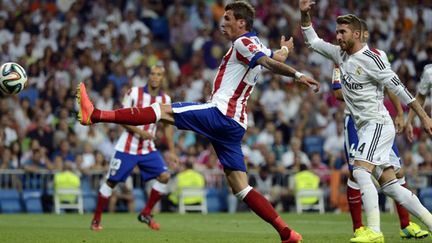 Mario Mandzukic (Atletico Madrid) devance Sergio Ramos (Real Madrid) (EVRIM AYDIN / ANADOLU AGENCY)