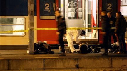 Les enquêteurs relèvent des indices dans le wagon du RER D où l'étudiante a été assassinée, le 25 novembre 2007 à Creil (AFP / François Guillot)