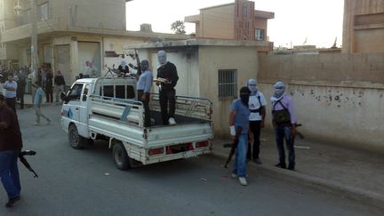 Des membres de l'Arm&eacute;e syrienne libre &agrave; Saqba, dans la p&eacute;riph&eacute;rie de Damas (Syrie), le 20 juillet 2012. ( SHAAM NEWS NETWORK / AFP)