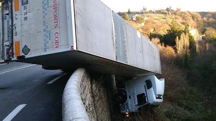 Le camion s'est retrouvé dans le vide après l'accident mardi.&nbsp; (GENDARMERIE NATIONALE)