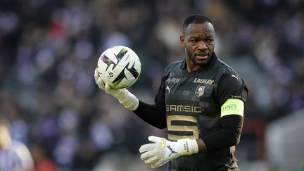 Steve Mandanda avec le Stade Rennais le dimanche 17 décembre 2023. (VALENTINE CHAPUIS / AFP)