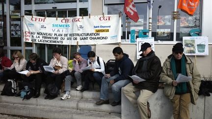 Des ouvriers en grève bloquent le site de Siemens à Saint-Chamond (Loire) (AFP - Jean-Philippe KSIAZEK)