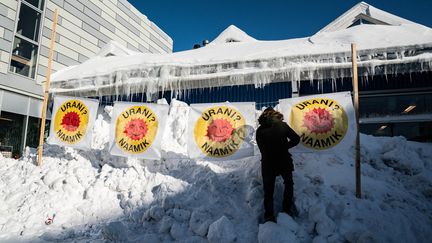 Un membre de l'organisation "Urani Naamik" accroche des affiches (3 avril 2021). (EMIL HELMS / RITZAU SCANPIX)