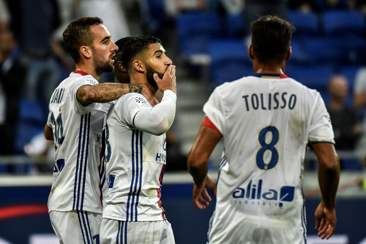 Nabil Fekir buteur, félicité par ses coéquipiers lyonnais dont Corentin Tolisso