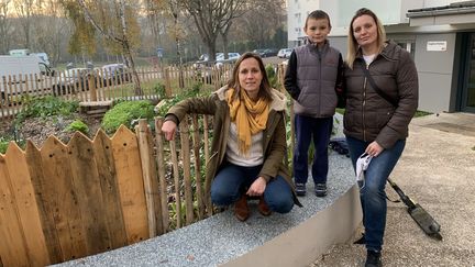 Delphine Breuil, Marilyne Traia et son fils, Maiwann.&nbsp; (ISABELLE MORAND / RADIO FRANCE / FRANCE INFO)