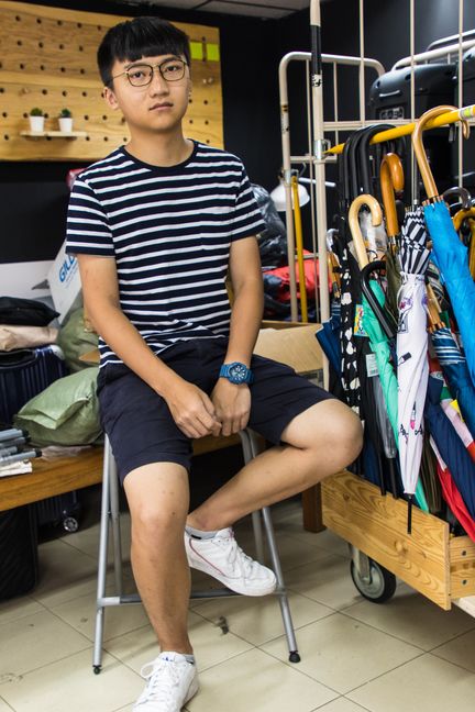 Isaac Chung dans les locaux de Demosisto à Hong Kong, le 17 juillet 2019. (ELISE LAMBERT / FRANCEINFO)