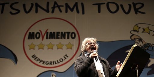 Beppe Grillo pendant un meeting électoral à Rome le 22 février 2013. (REUTERS/Max Rossi)