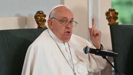 Le pape François s'exprime depuis Bruxelles (Belgique), le 27 septembre 2024. (ALBERTO PIZZOLI / AFP)