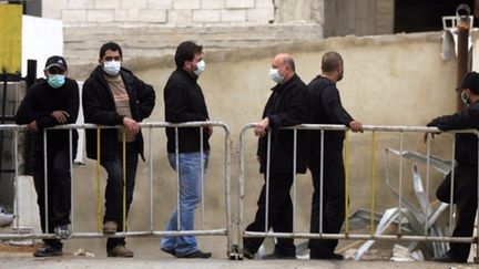 Des membres de la sécurité du Hamas près du bureau où a eu lieu l'explosion, le 27/12/2009 (AFP)