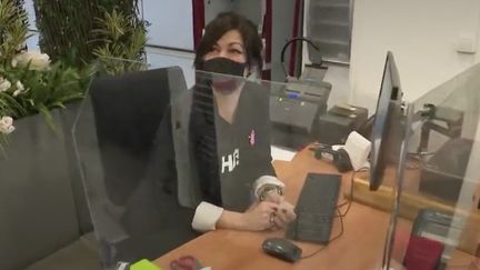 Face à l’épidémie de coronavirus en France, la mairie de Châtillon (Hauts-de-Seine) modifie son fonctionnement au quotidien pour ne prendre aucun risque, avec par exemple des vitres en plexiglas. (CAPTURE ECRAN FRANCE 2)