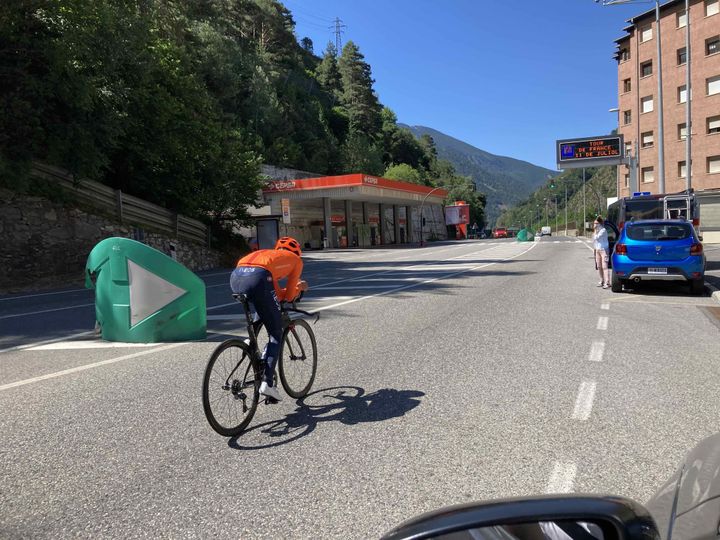 Thomas Pidcock en plein entraînement sur les routes d'Andorre. (AH)